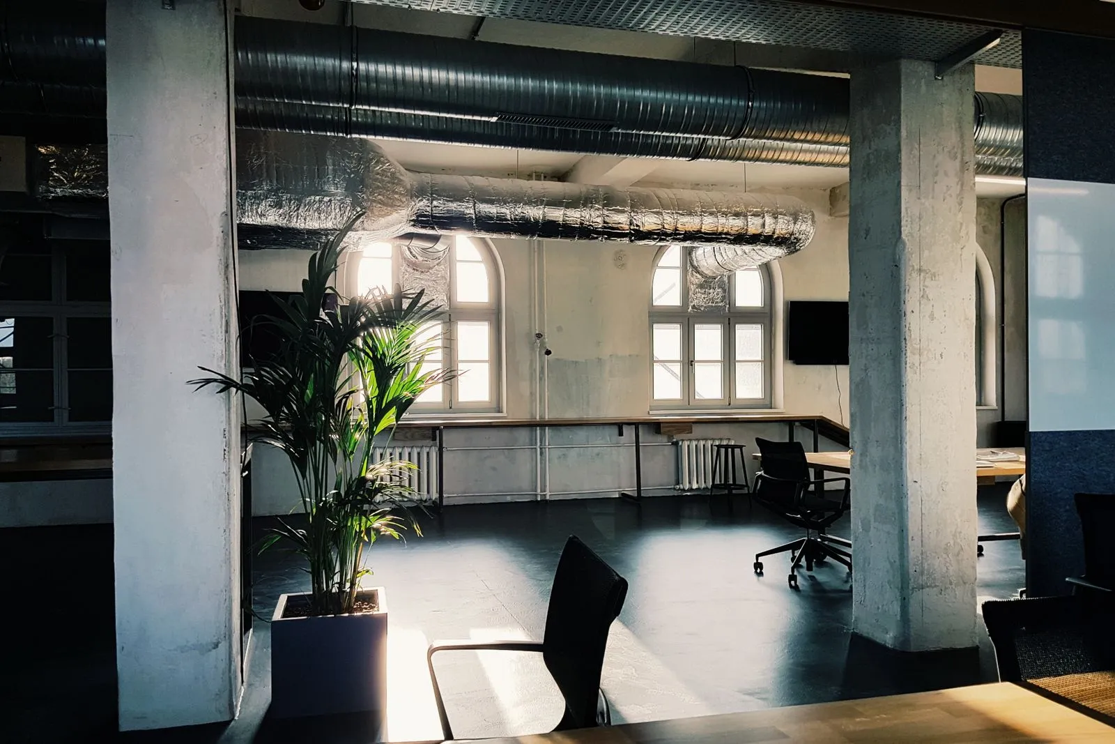 Nyitott irodai loft ipari elemekkel és bőséges természetes fénnyel