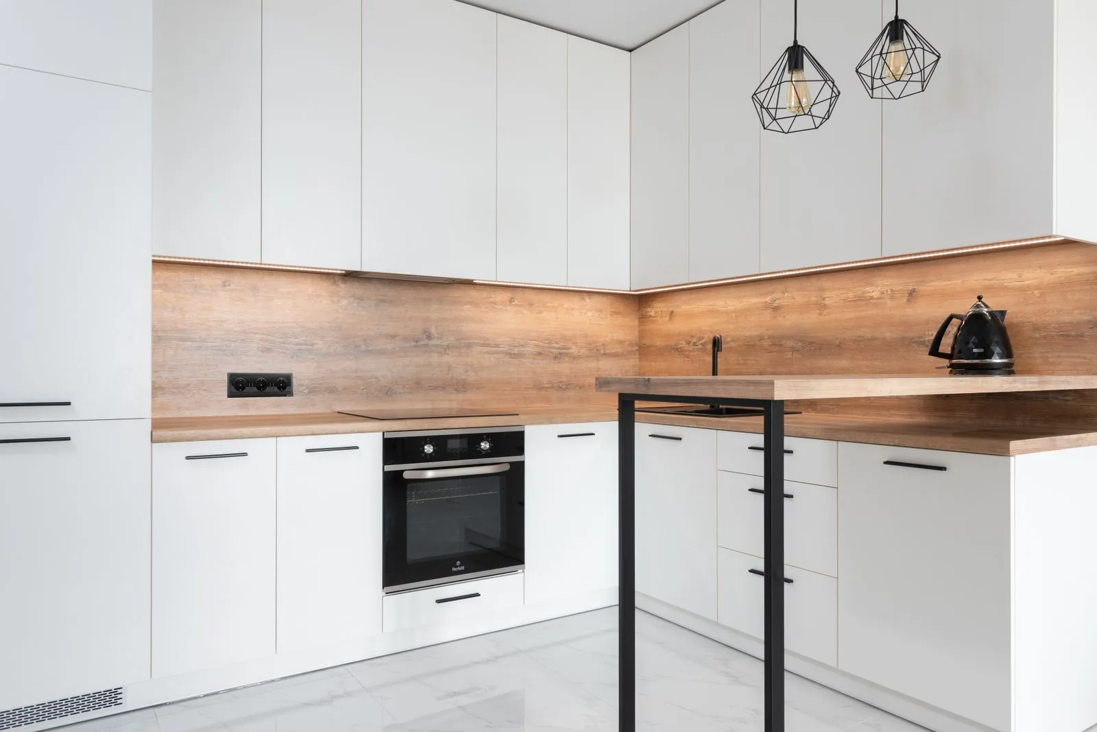 Modern loft-konyha fehér frontokkal és fa munkapulttal