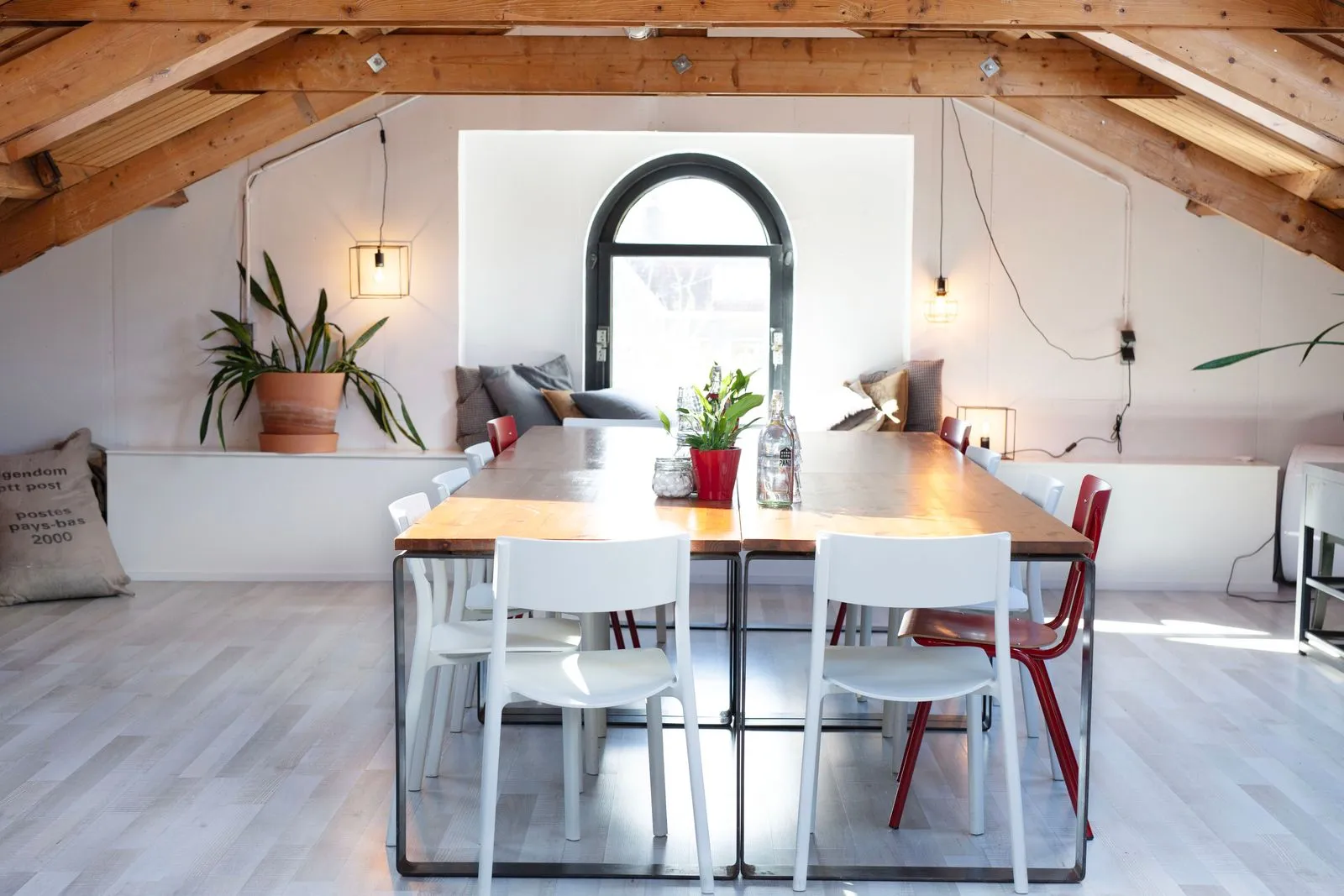 Loft nappali fagerendákkal, ívelt ablakkal és bőséges természetes fénnyel